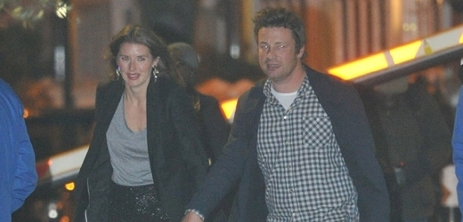 Jamie Oliver dorazil s manželkou.