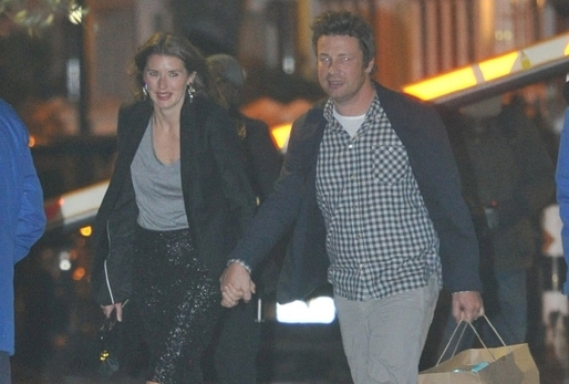 Jamie Oliver dorazil s manželkou.