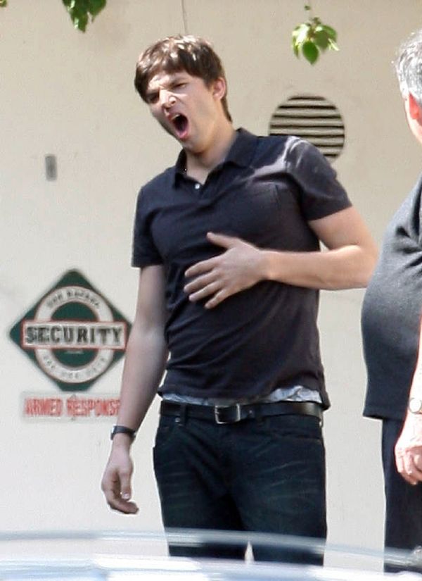 Ashton Kutcher si při zívání stihne i pohladit břicho.