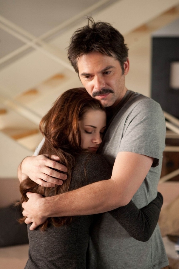 Filmová Bella se svým otcem, kterého hraje Billy Burke.