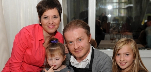 Bára Kodetová a Pavel Šporcl s dětmi Lily a Sophií.