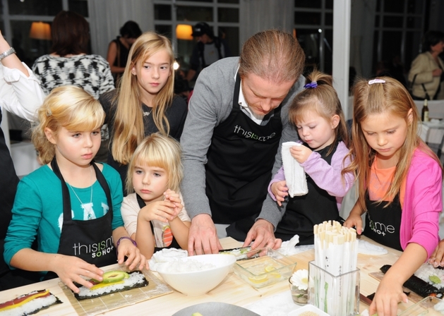 Pavel Šporcl se s dětmi učí udělat suši.