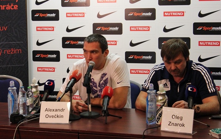 Alexander Ovečkin a trenér Oleg Znarok.