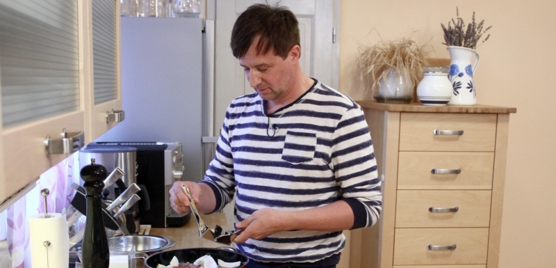 Zpěvák Petr Kotvald ve své kuchyni.