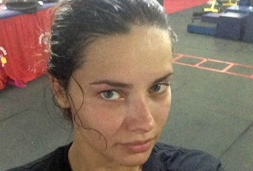 I Adriana Lima musí cvičit aby měla perfektní tělo.