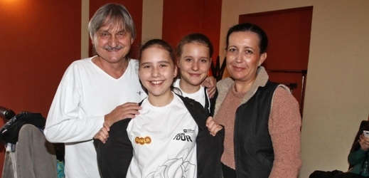Herec Pavel Soukup se svými dcerami a manželkou.