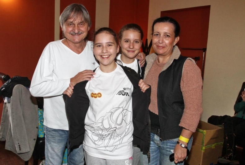 Herec Pavel Soukup se svými dcerami a manželkou.