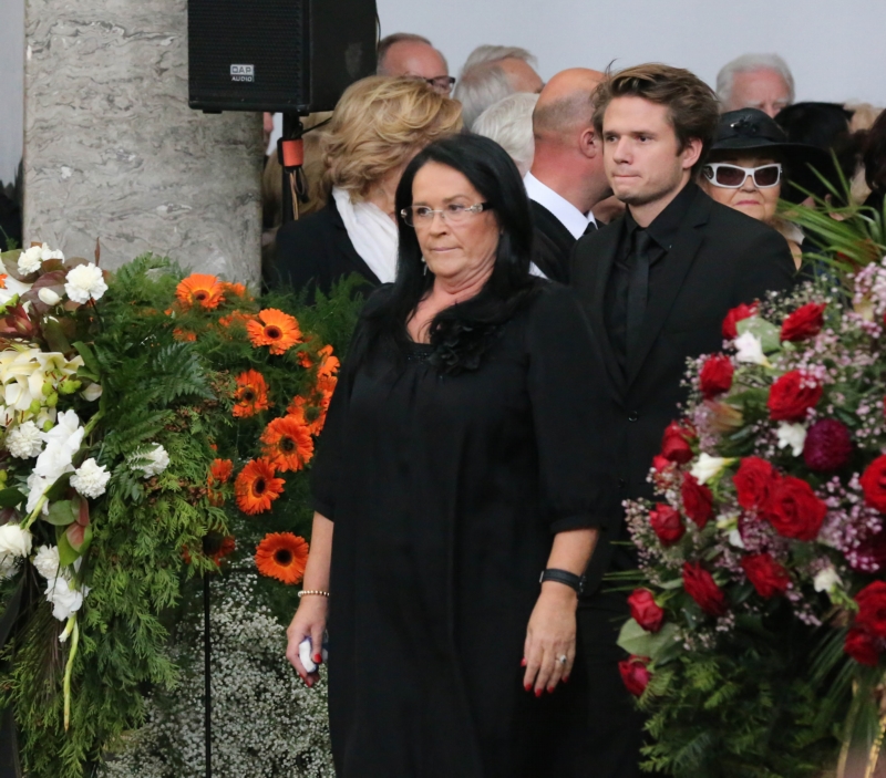 Ondřej Brzobohatý a Hana Gregorová na pohřbu Radoslava Brzobohatého.