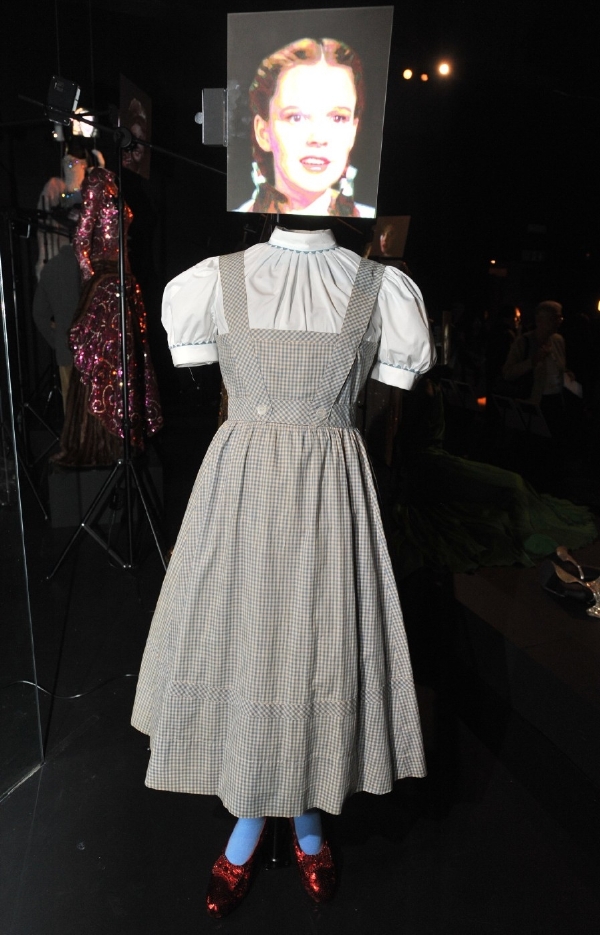 Dorotka a její šaty v Čaroději ze země Oz. 