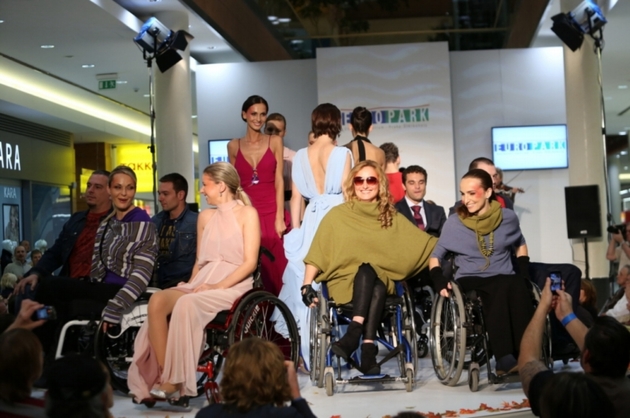 Modely návrhářky Dominiky Sedláčkové a Martiny Nevařilové doplnil výrobce kalhot pro vozíčkáře Adaptia. 
