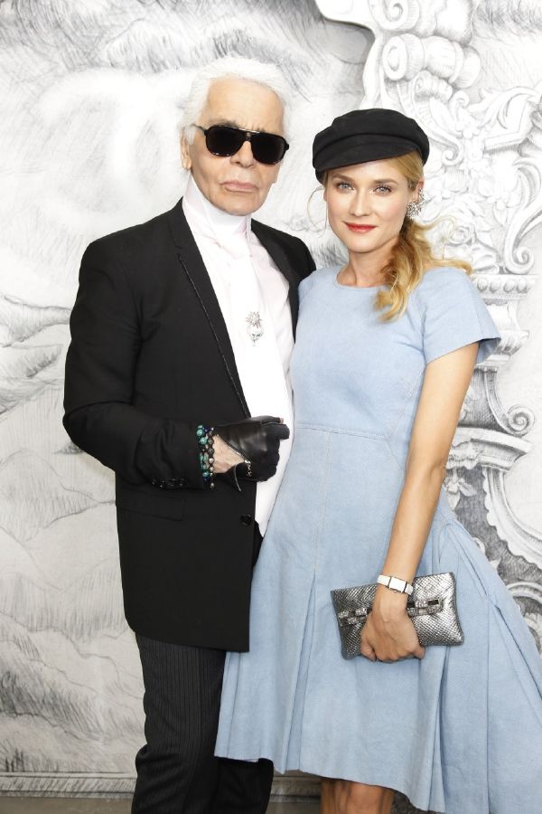 Lagerfeld tak, jak ho zná módní veřejnost - v černé a bílé barvě.