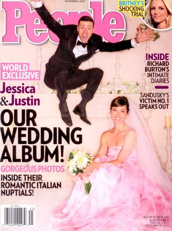 Dvojice ve svatebním na titulní stránce magazínu People.
