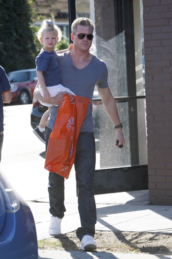 Dane s dcerou Billie na nákupech.
