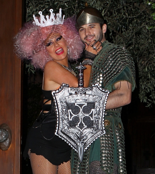 Takhle vyrazila Aguilera na Halloween. Model se moc neliší od toho, co nosí v civilu.