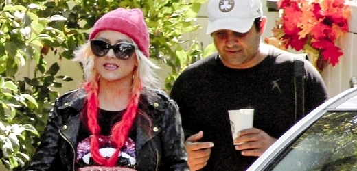 Aguilera sladila s vlasy čepici i potisk na tričku.