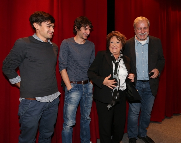 Po projekci přišli pozdravit Jiřinu Bohdalovou i její seriálový vnuk Václav Jílek (druhý zleva) a režisér Zdeněk Zelenka.