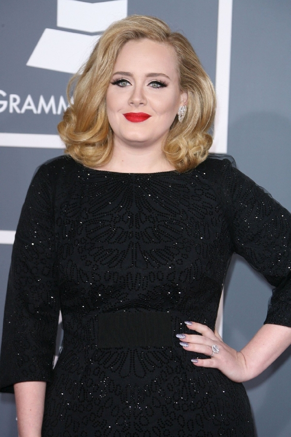 Adele se objevuje na veřejnosti s výrazným líčením.