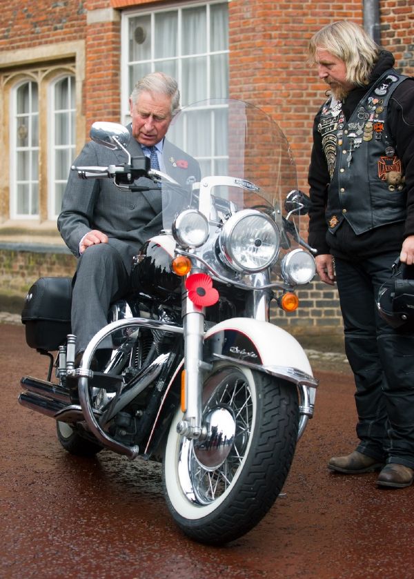 Charles neváhal na motorku usednout ani v obleku.
