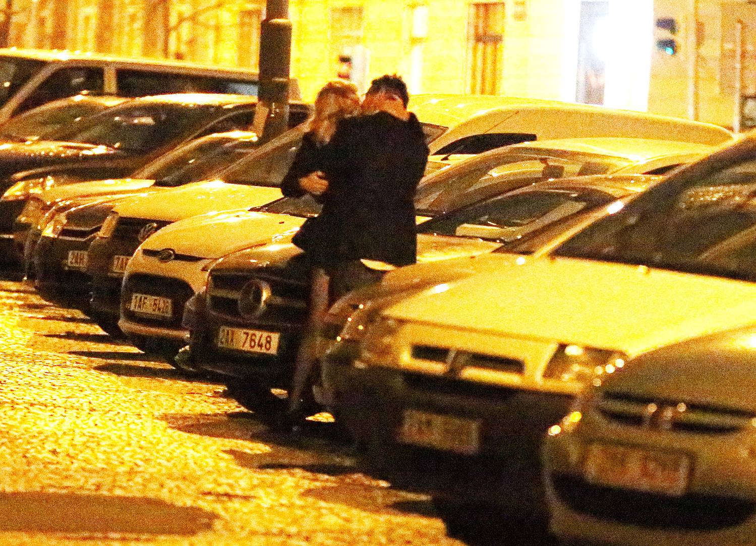 Chvilkami to vypadalo, že se pomilují přímo na ulici.