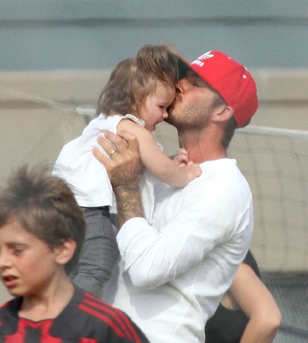 Milující otec David Beckham.