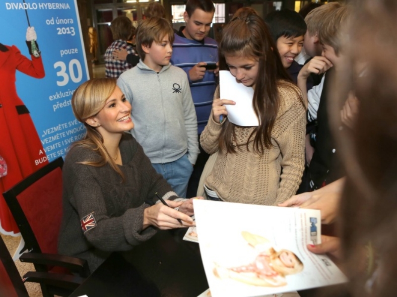 Monika Absolonová se podepisuje svým malým fanouškům.