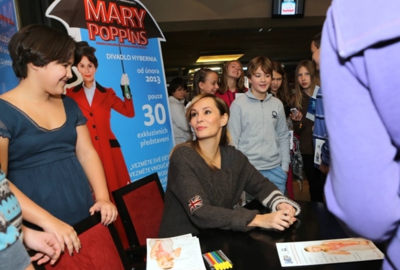 Monika Absolonová během autogramiády.
