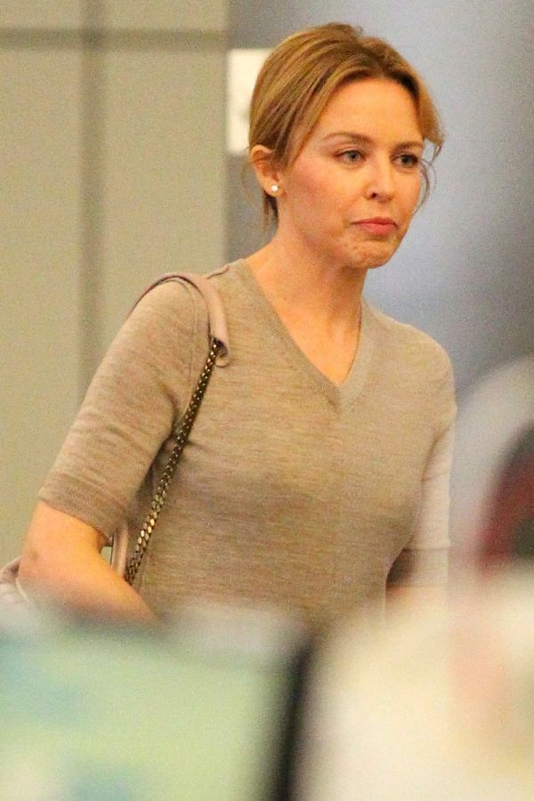 Kylie se na letišti ukázala bez slunečních brýlí.