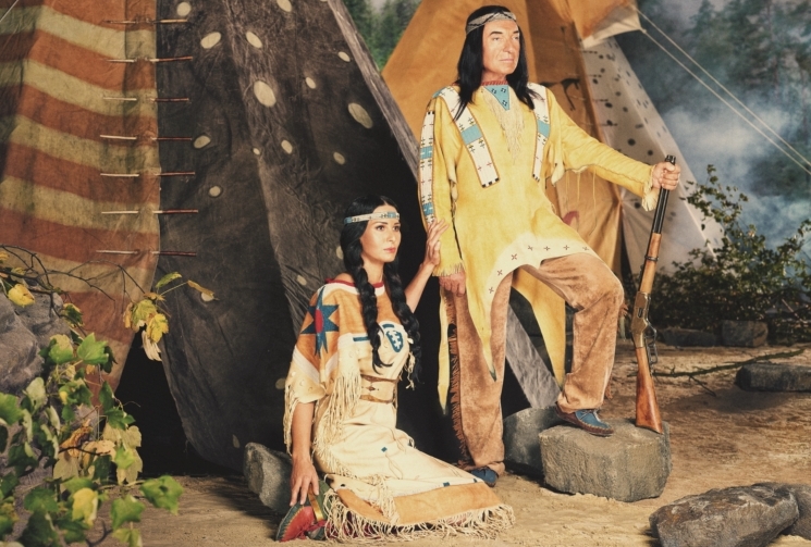 Manželé Gottovi se proměnili v indiánského náčelníka a jeho milou.
