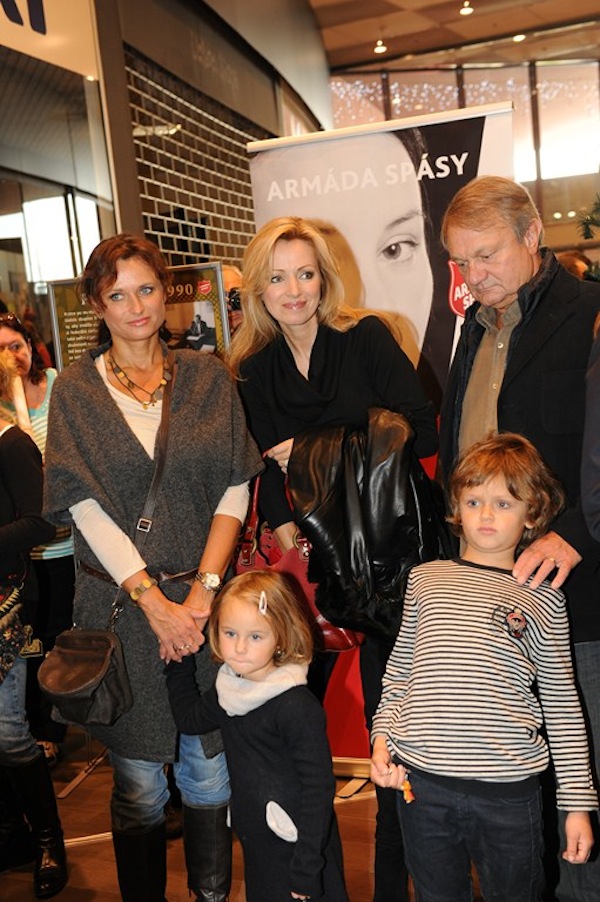 Režisér Jiří Adamec s manželkou Janou, svými dětmi a Kateřinou Brožovou.