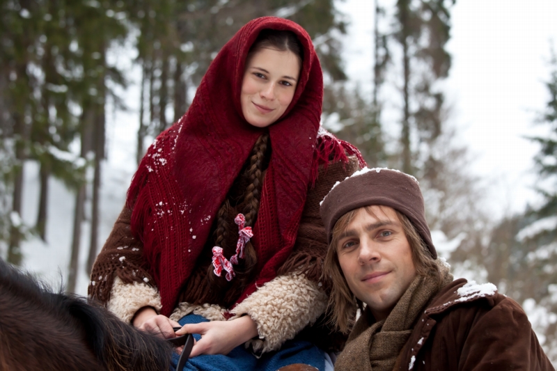 V pohádce Dvanáct měsíčků hraje nevlastní dceru Veroniky Žilkové Marie Majkusová a prince Roman Vojtek.