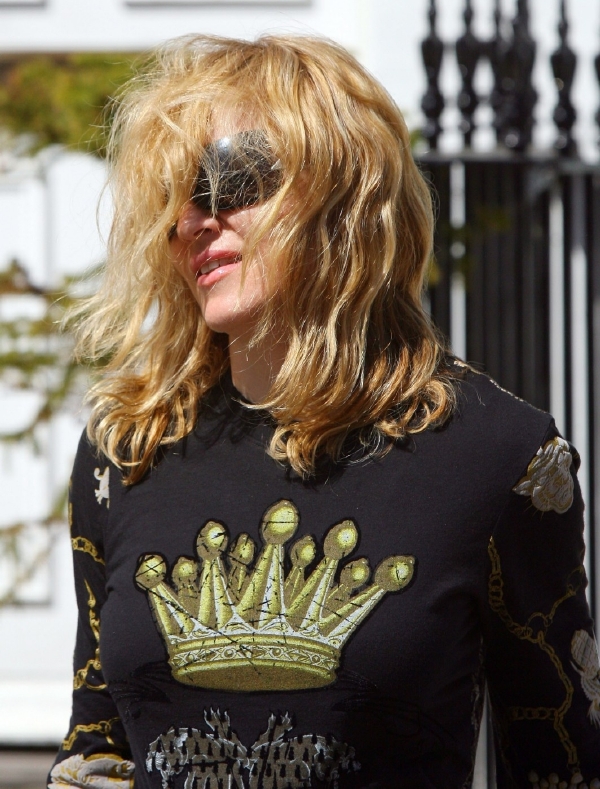 Madonna měla vlasy v obličeji. Možná to byl jeden ze způsobů, jak zakrýt tvář poté, co byla ráno líná vytáhnout make-up.
