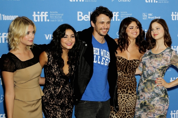 James Franco s filmovými kolegyněmi.
