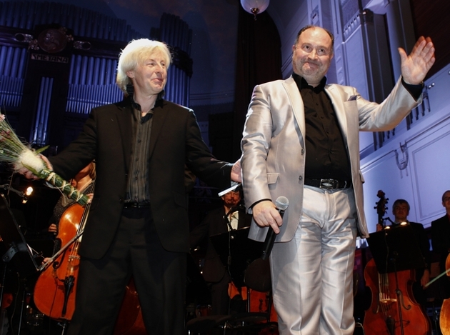 Dirigent Petr Chromčák, který měl celou dobu hudební formaci pevně v rukách, se v závěru představení děkoval spolu s Michalem Davidem.