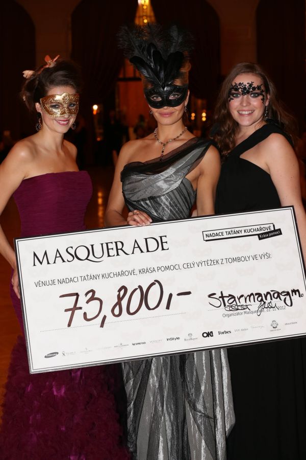 Organizátorky Masquerade 2012 Kristiana Ghiuri a Adéla Schicker s Taťánou Kuchařovou.