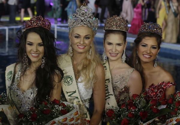 Tereza Fajksová v soutěži Miss Earth (druhá zleva).