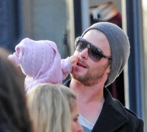 Chris Hemsworth si čas strávený s dcerou patřičně užíval.