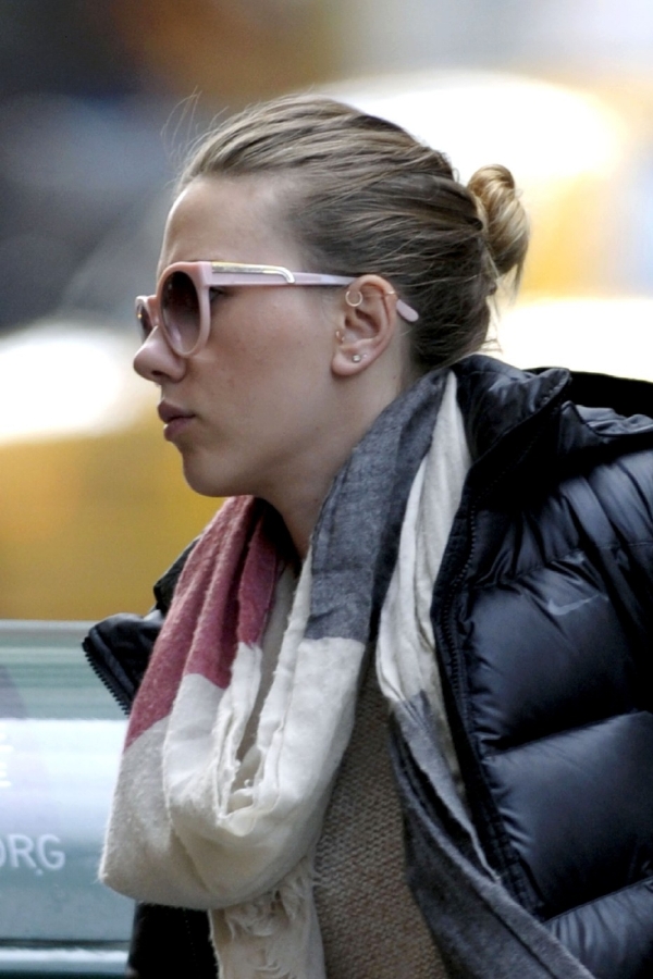 Johanssonová zvolila tmavé brýle. Možná doufala, že ji tak nikdo nepozná.