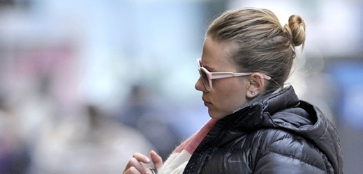 Johanssonová zvolila tmavé brýle. Možná doufala, že ji tak nikdo nepozná.