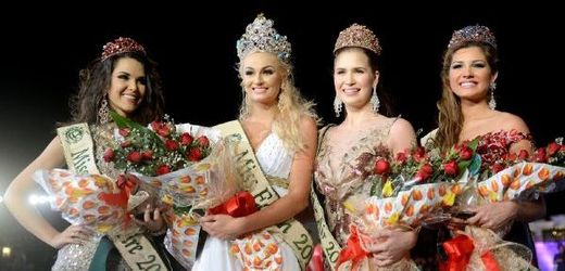 Tereza Fajksová (druhá zleva) zvítězila v soutěži Miss Earth.