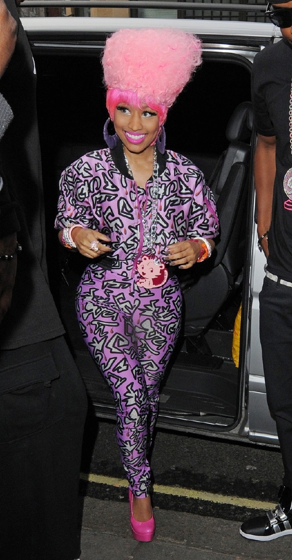V růžovém účesu vypadala Minaj spokojeně. 