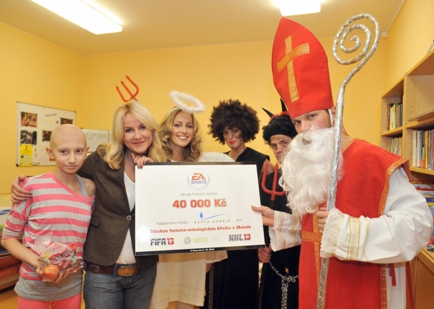 Prezidentka nadačního fondu Kapka naděje Vendula Svobodová převzala z rukou osobností šek na 40 tisíc korun.