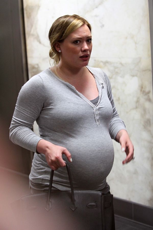 Během těhotensví Hilary pořádně nakynula.