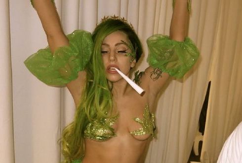 O Halloweenu si Lady Gaga zvolila prostou masku, šla za marihuanu.