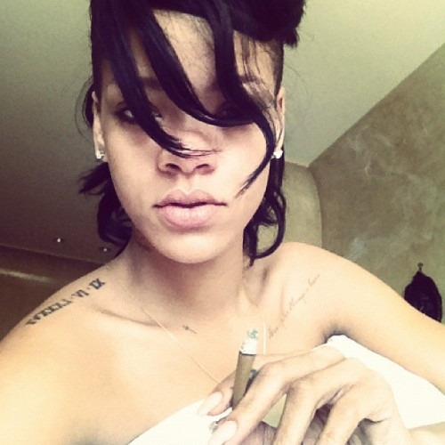 Rihanna zveřejnila svou fotografii s titulkem Snídaně v posteli...