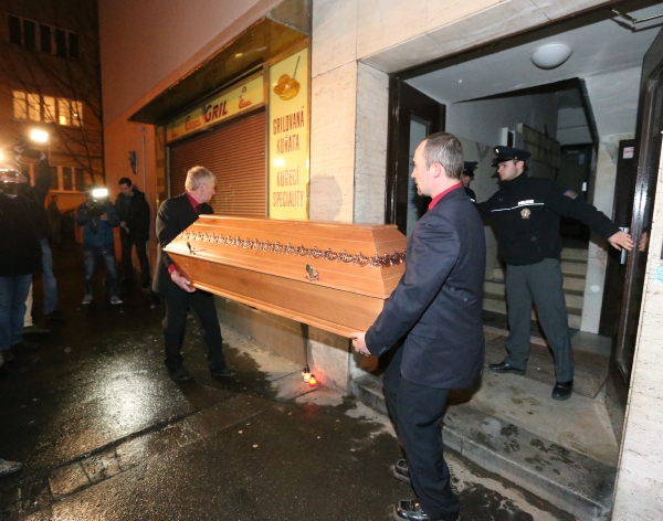 Zaměstnanci pohřební služby odnášejí rakev s tělem Jiřiny Jiráskové.
