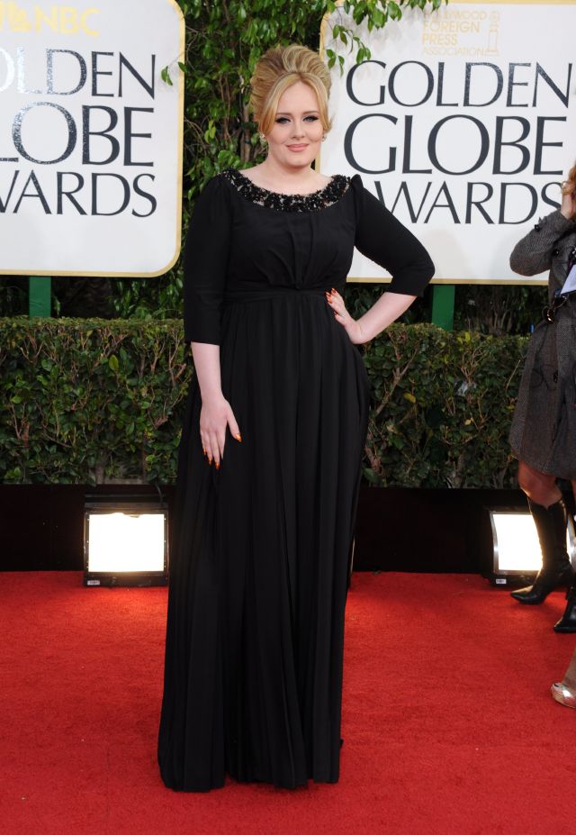Adele ve velkém černém pytli.