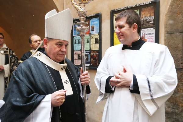 Kardinál se svým pomocníkem.