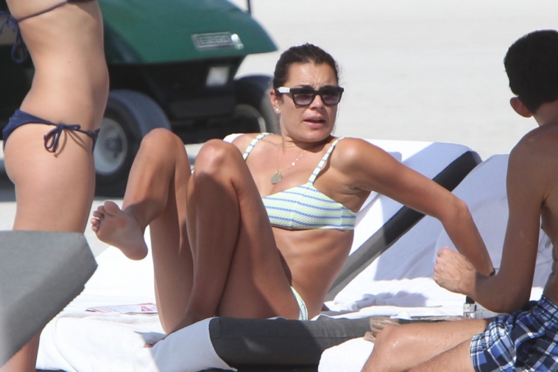 Alena Šeredová na pláži v Miami.