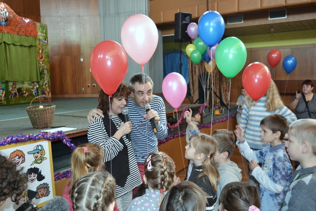 Magda Reifová a Petr Vacek během dětského zábavného odpoledne.