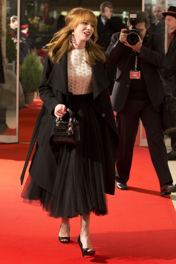Náušnice, kabát, halenka, sukně i doplňky. Herečka Táňa Pauhofová na premiéře filmu Hořící keř jednoduše zazářila.